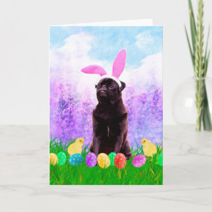 Tarjeta Festiva Perro pug con huevos de Pascua y pollitos conejito
