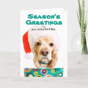 Tarjeta Festiva Perro que lleva el gorra de santa, llevando a cabo