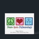 Tarjeta Festiva Personalizable Pulmonólogo de Peace Love Pulmonolo<br><div class="desc">Tarjetas de vacaciones de Peace Love Pulmonology. Una tarjeta de Navidades pulmonólogos geniales para un médica o enfermera de pulmonía con signo de paz,  corazón y pulmones. Un gran diseño para un especialista pulmonar que trata el asma y otros problemas respiratorios.</div>