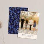 Tarjeta Festiva Personalizado Azul Negro Botánico Minimalista Vert<br><div class="desc">Envíe cálidos deseos de vacaciones a sus amigos y familia con estas hermosas tarjetas verticales, que incluyen la foto de su familia en la parte delantera y un elegante patrón botánico en azul y negro en la parte trasera. Perfecto para añadir un toque de elegancia a sus saludos festivos, estas...</div>