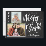 Tarjeta Festiva Personalizado Chalkboard MERRY y BRIGHT Multi Phot<br><div class="desc">Personalizado Chalkboard MERRY y tarjeta multifoto de vacaciones LUMINOSA . Fondo de tablero y espacio para 2 imágenes con "MERRY & BRIGHT" escrito en fuente de brocha. Envíe a su familia y amigos esta elegante y sencilla tarjeta de vacaciones con foto en pizarra. Se puede personalizar completamente. Para cualquier personalización...</div>