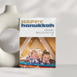 Tarjeta Festiva Personalizado de Hanukkah simple lindo feliz<br><div class="desc">Celebra Hanukkah con esta linda y simple tarjeta de vacaciones,  personalizada con tu foto favorita. El alegre diseño le da un toque de alegría a sus saludos de vacaciones,  lo que hace que sea perfecto para compartir deseos cálidos con sus seres queridos durante el Festival de las Luces.</div>