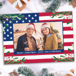 Tarjeta Festiva Personalizado de Navidades patrióticos de bandera<br><div class="desc">Envía saludos navideños de Feliz a amigos y familia con esta tarjeta única de Navidades de la bandera estadounidense - Estados Unidos diseño de la bandera estadounidense moderno de azul rojo con bayas y azulejos. Personaliza tu foto favorita y tu apellido. Esta tarjeta de Navidades patrióticos es perfecta para familias...</div>