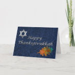 Tarjeta Festiva Personalizado elegante de Thanksgivukkah del<br><div class="desc">Tarjeta de felicitación de encargo hermosa de Thanksgivukkah hecha en un azul en modelo azul del damasco, con las ilustraciones gráficas de una estrella del tono plateado de David, y una hoja de la caída. El texto gráfico del tono plateado, en el frente lee, Thanksgivukkah feliz. Personalice el texto dentro...</div>