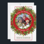 Tarjeta Festiva Personalizado Foto Classic Green Holly Red Berries<br><div class="desc">Tarjeta de saludo clásica de personalizable con guirnaldas de pino y guirnaldas de pino en temporada invernal de diciembre. Personalizar con una foto de su elección y personalizado con el nombre y la fecha del año, y dé a sus amigos o familia una botella personalizada de regalo de vino para...</div>