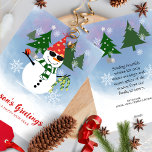Tarjeta Festiva Personalizado moderno y elegante muñeco de nieve N<br><div class="desc">Celebra la temporada con esta tarjeta de vacaciones plana que incluye a un animado muñeco de nieve vestido para un fiesta. Lleva puesto un sombrero rojo de Santa, una bufanda verde y botones rojos, con una amplia sonrisa carbonífera y nariz de zanahoria. Por un lado, sostiene un adorno rojo con...</div>