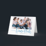 Tarjeta Festiva Pincel azul que deja la foto más feliz de Hanukkah<br><div class="desc">¡El Hanukkah más feliz! Envíe saludos de vacaciones a sus seres queridos con esta tarjeta de foto con letras a mano para las vacaciones. Presenta una caligrafía moderna de pincel azul con un delicado patrón de nieve a juego. Personalice agregando una foto, nombres, fecha y mensaje. Esta tarjeta de caligrafía...</div>