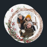 Tarjeta Festiva Pine Berry Natural Botanicals Round Photo Holiday<br><div class="desc">Presentamos la tarjeta de vacaciones de Pine Berry Natural Botanicals Round Photo! Esta carta festiva y rústica es perfecta para celebrar las vacaciones con sus seres queridos. La hermosa acuarela está decorada con bayas rojas y macarrones de abeto que decoran una corona rústica, con un patrón a juego de bayas...</div>