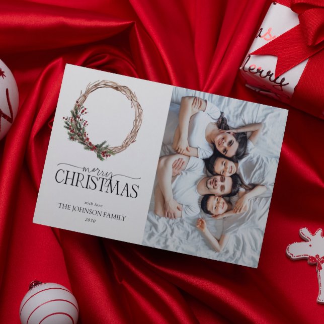 Tarjeta Festiva Pine Berry Wreath Merry Christmas Script Photo Hol (To spread some cheer this year, here's a special Christmas card for you all to enjoy!)