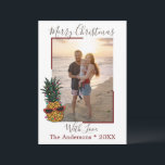 Tarjeta Festiva Pineapple Merry Christmas Beach Foto<br><div class="desc">Pineapple Merry Christmas Beach Photo Holiday Card Enviar saludos de vacaciones a amigos y familia, al estilo de la playa, con nuestra tarjeta de foto de vacaciones de piña tropical. El diseño muestra tu foto vertical favorita con el saludo de Feliz Navidad y un ilustracion de piña adornado con luces...</div>