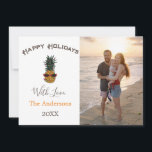 Tarjeta Festiva Pineapple Merry Christmas Beach Foto<br><div class="desc">Pineapple Merry Christmas Beach Photo Holiday Card Enviar saludos de vacaciones a amigos y familia, al estilo de la playa, con nuestra tarjeta de foto de vacaciones de piña tropical. El diseño muestra tu foto vertical favorita junto al saludo de Feliz Navidad y un ilustracion de piña adornado con luces...</div>