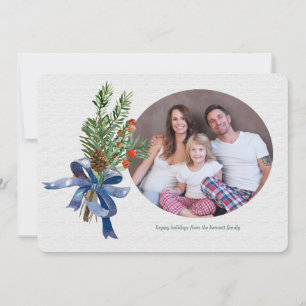 Tarjeta Festiva Pines Berries y Bow Holiday Photo Card