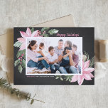 Tarjeta Festiva Pink Poinsettias Chalkboard Foto Felices Fiestas<br><div class="desc">¡Felices Fiestas! Navidades florales de personalizable tarjeta plana con ilustracion acuarela de poinsettias rosadas, bayas, algodón y hoyos sobre un falso fondo de pizarra. Personaliza agregando fotos y tus propios textos. Esta tarjeta de Navidades florales rosados está disponible en una variedad de cartón. Envíe saludos de vacaciones a la familia...</div>