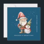 Tarjeta Festiva Plana de negocios para saludos de Gnome y Snowman<br><div class="desc">Un gnomo vestido de rojo se encuentra junto a un muñeco de nieve con un gorra de elfo verde y una bufanda roja. Están rodeadas por un polvo de nieve blanca que aparece en el fondo azul oscuro. La estética minimalista se crea con un simple Greetings de Season abajo y...</div>