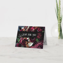 Tarjeta festiva plegada de flores dramáticas solo 