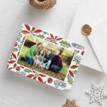 Tarjeta Festiva Poinsettia pintada de color rojo y foto holly<br><div class="desc">Un marco festivo de hojas de acuarela pintadas a mano, bayas y flores de poinsettia son una forma deliciosamente festiva de enviar cálidos deseos esta temporada de vacaciones. Personalice el frente con su foto de elección y el interior con un elegante mensaje de alegría, una breve carta de actualización y...</div>