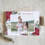 Tarjeta Festiva Poinsettias rojas acuarelas y foto de hojas de flo<br><div class="desc">¡Felices Fiestas! Envíe saludos y deseos de vacaciones a la familia y amigos con esta tarjeta de fotos de color acuático de personalizable. Cuenta con pinares acuáticos, agujas de pino, enrejados, bayas y poinsettias rojas. Personalice agregando nombres, mensajes, fotos y otros detalles. Esta tarjeta de vacaciones floral está disponible en...</div>