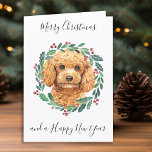 Tarjeta Festiva Poodle Merry Christmas Trendy Dog<br><div class="desc">Envíe saludos de navidad esta temporada navideña con este elegante caniche de Feliz Navidad en una carta de diseño de corona, y decoración a juego. Esta tarjeta de vacaciones de caramelo de albaricoque incluye un perro acuarela en una corona verde y roja con bayas y azulejos. Personaliza con el apellido...</div>