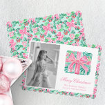 Tarjeta Festiva Preppy Pink & Green Palm Beach Christmas Present<br><div class="desc">PreppyPrint.com - ¡Celebra a los Navidades con estilo! Añade tu toque personalizado a estas tarjetas de Navidad. Trasladar este diseño a los productos de tu elección. Haga clic en "quitar de la parte trasera de la tarjeta" bajo "Logotipo y marca de creador independiente" para eliminar el código QR de la...</div>