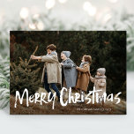 Tarjeta Festiva Presupuesto moderno Lettering Two Photo Merry Chri<br><div class="desc">La tarjeta navideña Budget Modern Lettering Two Photo Merry incluye una foto completa de la sangría en la parte delantera,  y otra foto en la parte trasera con espacio para tu mensaje más largo. Esta tarjeta está en un papel fácil de usar en un tamaño más pequeño.</div>