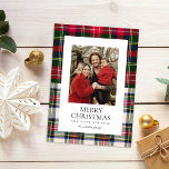 Tarjeta Festiva Presupuestos Modernos Clásicos Tartán Plaid One Ph<br><div class="desc">La tarjeta de vacaciones Budget Modern Classic Tartan Plaid One Photo Holiday Card presenta dos patrones de lona escocesa y una foto en tonos rojos,  verdes y marinos.</div>