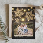 Tarjeta Festiva Purpurina de oro de Faux Wood Snowflakes Photo Nav<br><div class="desc">Feliz Navidad | Envíe sus cálidos saludos de vacaciones a la familia y amigos con esta tarjeta de Navidades fotográficos de personalizable. Cuenta con copos de nieve de purpurina dorado y estrellas en un fondo de madera falsa. Personalice agregando sus detalles. Esta carta de Navidades rústicos está disponible en otras...</div>