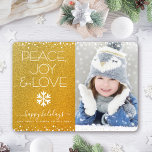Tarjeta Festiva Purpurina de oro Paz Alegría Amo Foto Snowflake Mo<br><div class="desc">"Paz, alegría y amor." Un ilustracion divertido, lúdico, blanco con copos de nieve y una tipografía moderna sobre un fondo brillante y falso de purpurina dorado te ayudan a iniciar las vacaciones, junto con la foto personalizado de tu elección. Los puntos de confeti blancos enmarcan la carta. Siente la calidez...</div>