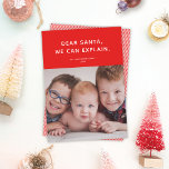 Tarjeta Festiva Querido Papá Noel, Podemos Explicarlo. Fotos diver<br><div class="desc">Esta linda y divertida tarjeta de fotos de vacaciones incluye un fondo rojo festivo, un simple tipo blanco y una sola foto. El saludo dice "Querido Santa, podemos explicarlo". ¡Este diseño también sería perfecto para una tarjeta mascota! El motor presenta un sencillo patrón de rayas diagonales rojas y blancas que...</div>