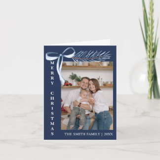 Tarjeta Festiva Rama de pino de lazo azul de foto minimalista fami