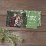 Tarjeta Festiva Ramas caprichosas con foto horizontal<br><div class="desc">Un diseño básico con un aspecto retro y ramas extravagantes en la parte posterior. Se puede cambiar el color verde oliva más claro. Las vacaciones más felices son los Navidades que dicen en un guión moderno junto con un lugar para añadir el saludo personalizado y la firma familiar.</div>