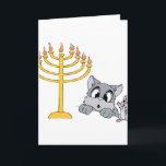 Tarjeta Festiva Ratón Menorah del gato<br><div class="desc">Este pequeño ratón está enseñando al gato sobre el menorah y la historia detrás de Jánuca.</div>