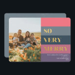 Tarjeta Festiva Rayas modernas violetas muy moras foto<br><div class="desc">Una moderna tarjeta de vacaciones con rayas azules, rosas y violetas con un mensaje que dice "muy alegre". Personalice con sus nombres y la imagen favorita. Si necesitas ayuda, por favor contacta conmigo (María) usando el botón de contacto de abajo o directamente en info@the52edit.com ... Feliz de ayudar! Imagen de...</div>