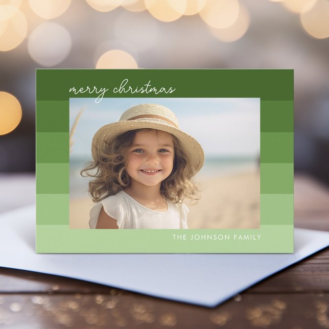 Tarjeta Festiva Rayas monocromáticas - Verde - 1 Foto Merry (Retro Stripe Christmas Card with Horizontal Photo - Vibrant Olive Green - Print and Download Option)