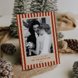 Tarjeta Festiva Rayas Rojas<br><div class="desc">Abraza el romanticismo y el encanto de la temporada navideña con nuestra elegante y totalmente personalizable tarjeta de Navidad "Merry & Married" con rayas rojas profundas,  una mezcla perfecta de elegancia vintage y sofisticación de dinero antiguo.</div>