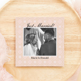 Tarjeta Festiva Recién Casados Pastel Durazno y Dorado Geométrico