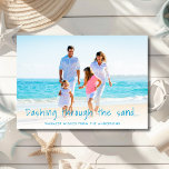 Tarjeta Festiva Recorriendo La Foto De Sand Beach<br><div class="desc">Esta tarjeta de vacaciones "Dashing Through Sand" es una manera divertida de desear a la familia y amigos una feliz Navidad! Delante de la tarjeta aparece tu foto favorita de la playa, junto con tu saludo y nombres personalizados. Back of card presenta un patrón de pez estrella sobre azul acuático....</div>