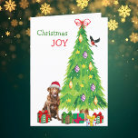 Tarjeta Festiva Recuperador de bahía de Chesapeake, árbol de aves<br><div class="desc">En la parte delantera de esta tarjeta de Navidades, un hermoso perro de Chesapeake Bay Retriever lleva un gorra de Santa Claus rojo y blanco mientras se sienta junto a un árbol de vacaciones. Los paquetes de regalo envueltos de forma brillante están dispersos por todo el mundo, y un bullfinch...</div>
