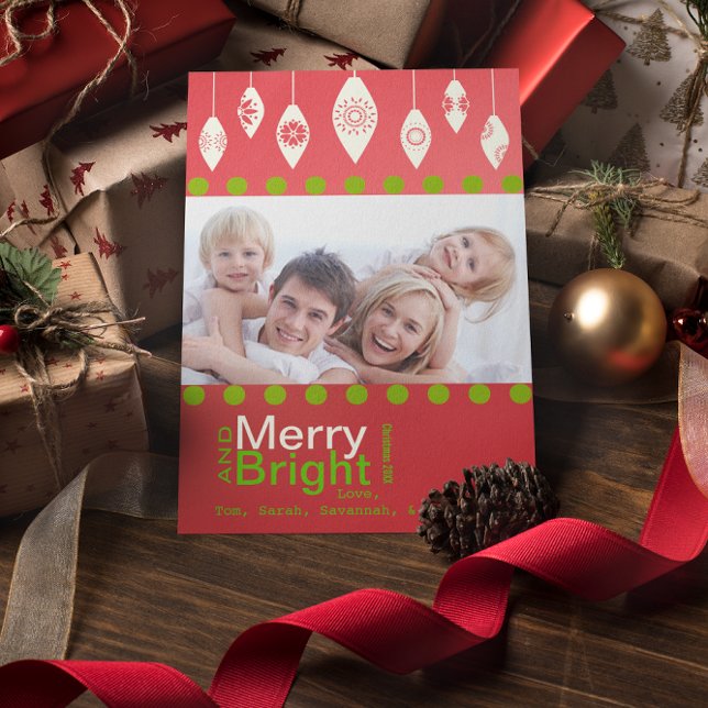 Tarjeta Festiva Red Green Retro Merry and Bright Family Photo Card (Subido por el creador)