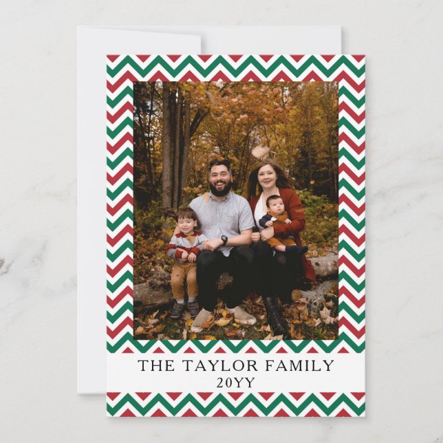 Tarjeta Festiva Red Green Zig Zag Family Holiday Photo (Anverso)