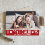 Tarjeta Festiva Red Happy Howlidays Modern Typography Dog Photo<br><div class="desc">¡Felices Howlidays! Envíe sus saludos de vacaciones a la familia y amigos con esta tarjeta de vacaciones de perro de personalizable. Presenta una tipografía moderna. Personalice esta tarjeta de Navidades de perro agregando sus detalles. Esta tarjeta de festividad fotográfica está disponible en otros cartones. Los elementos coincidentes están disponibles.</div>
