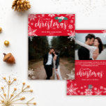 Tarjeta Festiva Red Holly Snowflakes Navidades de primera  casados<br><div class="desc">Hermoso copo de nieve con el tema Primera Navidad como tarjeta de apellido Mr & Mrs impresa con sus fotos de bodas, una a cada lado, copos de nieve blancos bonitos, bayas blancas con hojas verdes, y su nombre y el año. Fotos Navidades románticos bodas con copos de nieve y...</div>