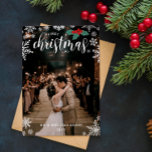 Tarjeta Festiva Red Holly Snowflakes Primer Boda de Navidades<br><div class="desc">Hermosa copo de nieve con el tema Primera Navidad con la tarjeta del Sr. y la Sra. Apellido impresa con su foto que cubre la tarjeta,  copos de nieve blancos bonitos,  bayas grises con hojas verdes y su nombre y año.</div>