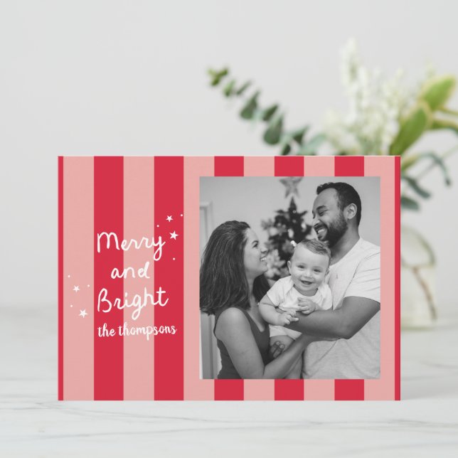 Tarjeta Festiva Red Preppy Stripe Merry and Bright Christmas Photo (Anverso de pie)
