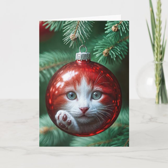 Tarjeta Festiva Reflexión del gato en un ornamento rojo (Anverso)