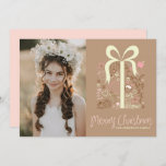 Tarjeta Festiva Regalo blanco Fotos navideñas merry<br><div class="desc">Envíe sus deseos de vacaciones a amigos y familiares con esta tarjeta de Navidades de personalizable. Esta tarjeta de Navidades fotográficos muestra un caprichoso regalo de vacaciones. Personalice agregando sus detalles. Esta tarjeta de Navidades de fotos está disponible en otros colores y material de cartón. Los elementos coincidentes están disponibles....</div>