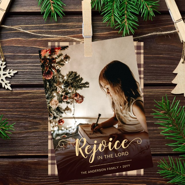 Tarjeta Festiva Regocijo de Brown sirvió a Navidades religiosos ru (Cozy and rustic, religious Christmas card with photo and brown plaid on reverse)