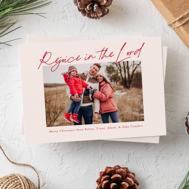 Tarjeta Festiva Regocijo en los Navidades manuscritos del Señor Ro (Handwritten script "rejoice in the Lord" religious Christmas photo card with red colours.)