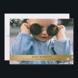 Tarjeta Festiva Relieve metalizado dorado falso con acento de copo<br><div class="desc">Una tarjeta perfecta para las vacaciones con un falso Relieve metalizado dorado con acentos de copos de nieve. Personalizar todo el texto de esta tarjeta mediante el formulario de plantilla. Puede agregar fotos y texto al dorso de la tarjeta seleccionando a personalizar más adelante.</div>