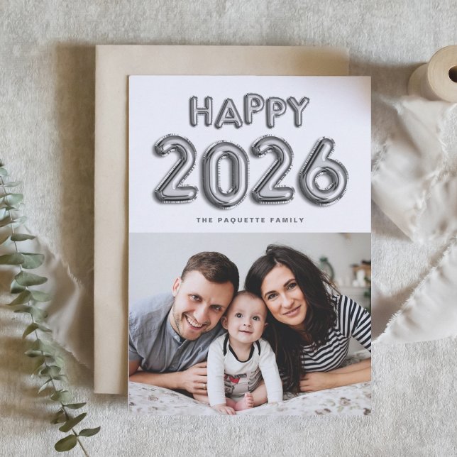 Tarjeta Festiva Relieve metalizado plateado Mylar Balloons Foto Añ (Customizable photo Happy 2026 New Year card featuring silver foil mylar balloons.)