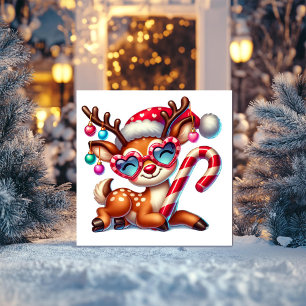 Tarjeta Festiva Reno feliz relajándose con bastón de caramelo